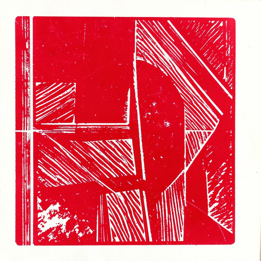 Linogravure d'un livre ouvert entouré de motifs organiques en rouge brique et blanc, évoquant la lecture et la découverte