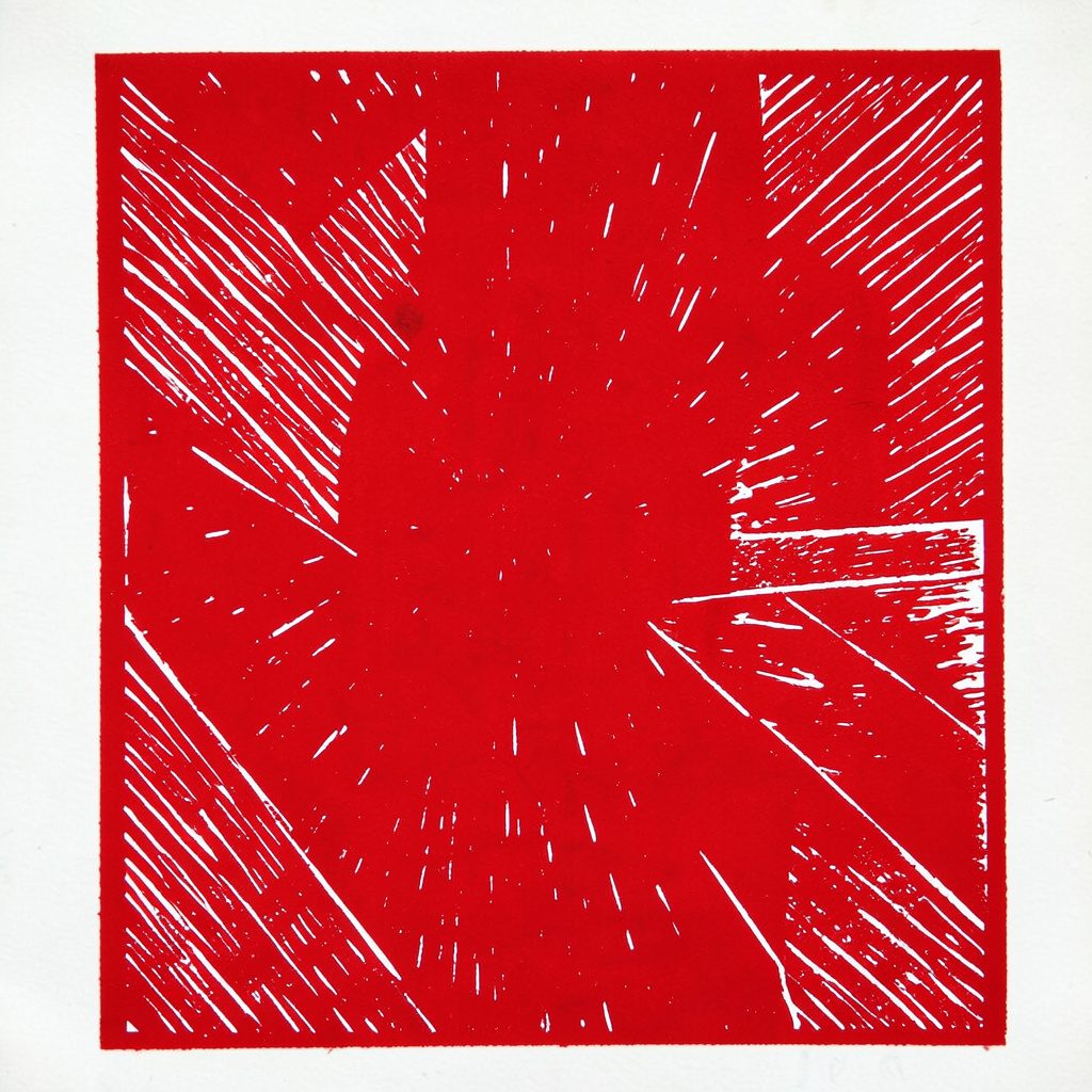 Petit emblème graphique rouge brique et blanc évoquant une goutte ou une molécule stylisée